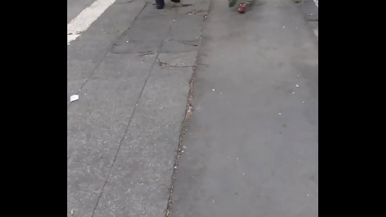 Caminando por la calle.