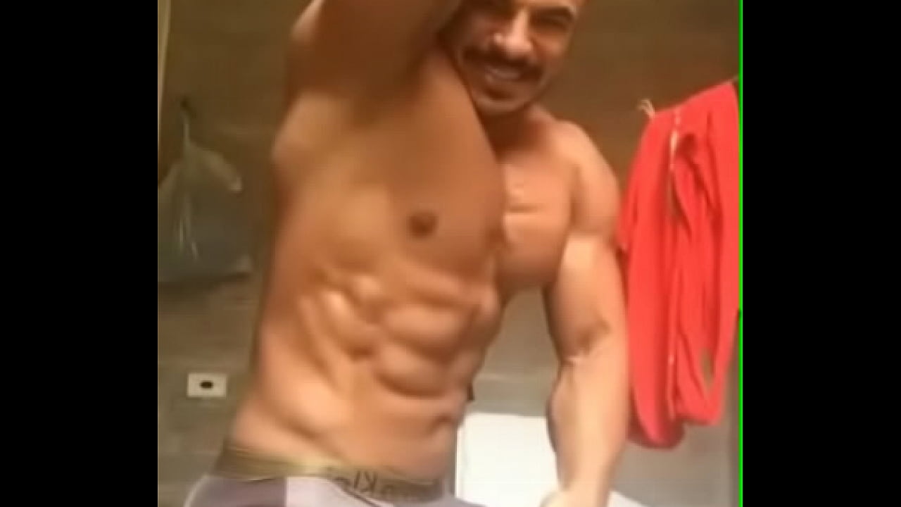 Fisiculturista Muralha mostrando o tamanho do volum&atilde;o