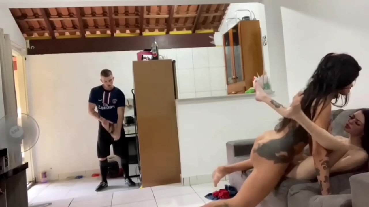 marido pega no flagra a namorada magrinha dando pra trans dotada, se junta a ela e os dois fodem a magrinha