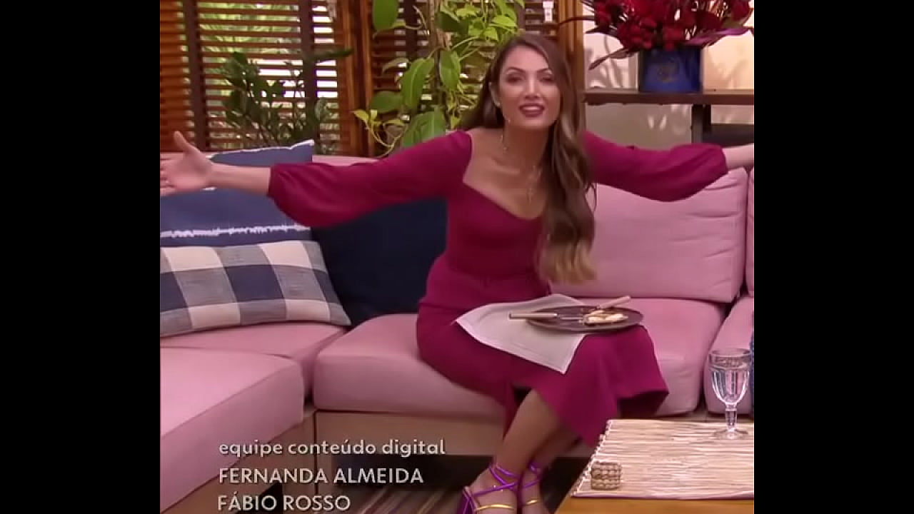 Patr&iacute;cia Poeta - &Eacute; de casa (22.05.21) - parte 02 - ela raramente mostrando seus peitos , tao um pouco caidos , mas pra quem gosta ta bom!!!!