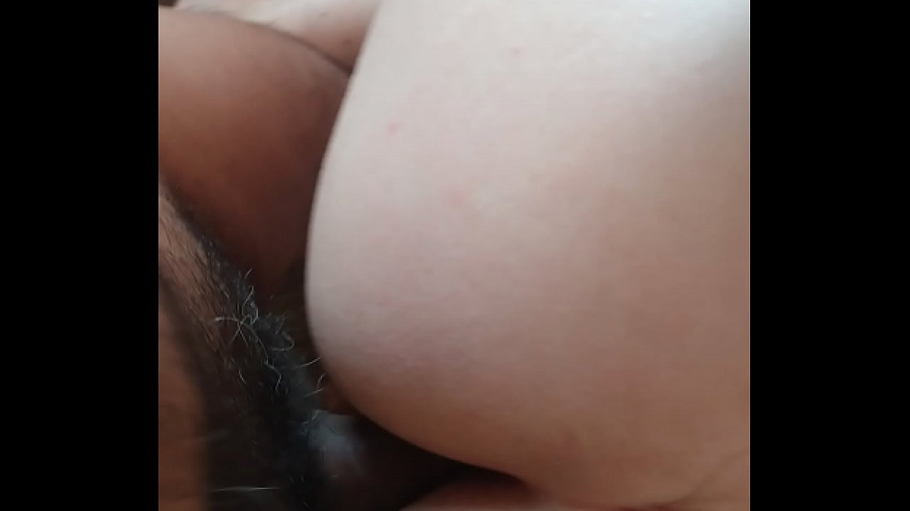 Por el culo mientras esta en cuatro