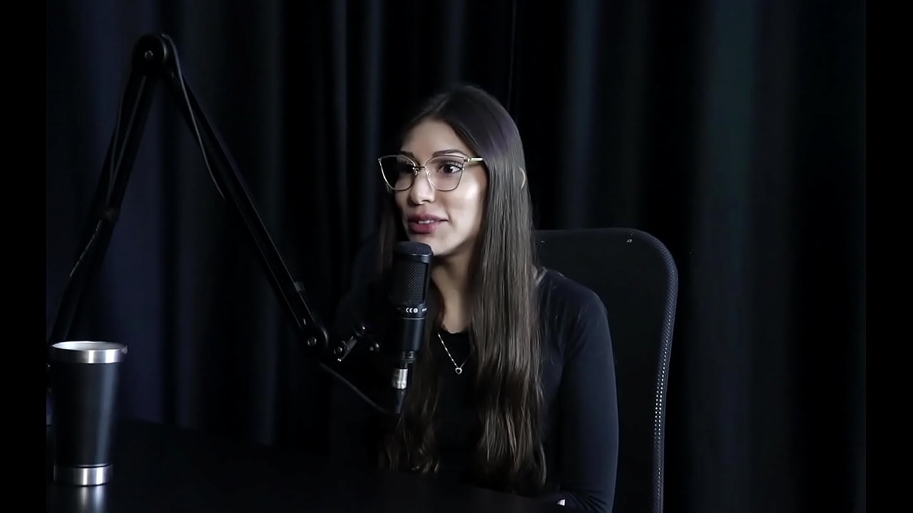 Ama a profiss&atilde;o de atendente, tinha contas secretas na pandemia, tem h&aacute;bito de bater siririca antes de dormir e nunca teve problema com os clientes - Melina Khalifa (WATCH ON: SHEER/RED)