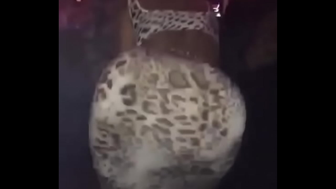 Thick MILF shakes big booty