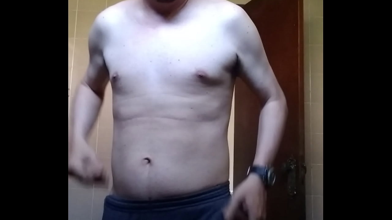 Homem sem camisa se mostrando