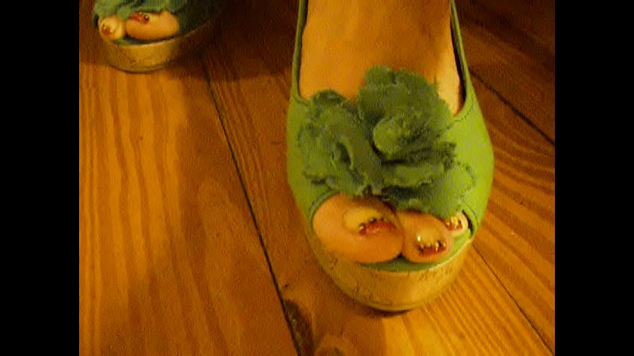 Hot foot fetish close up video with redhead pornstar Annie Body for foot freaks!