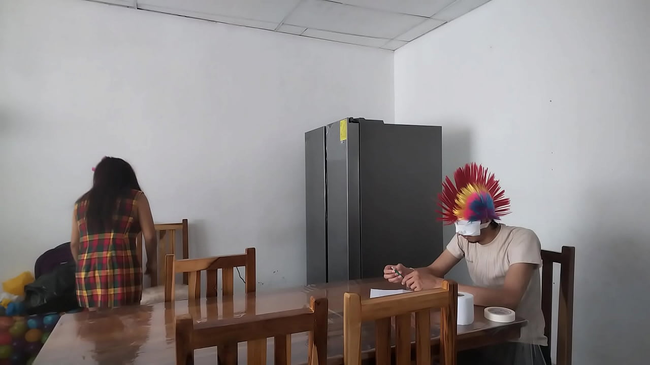 empleada de la casa se toca muy sensualmente su cuerpo y coketea con un dildo mientras le da de comer a un ciego en la casa