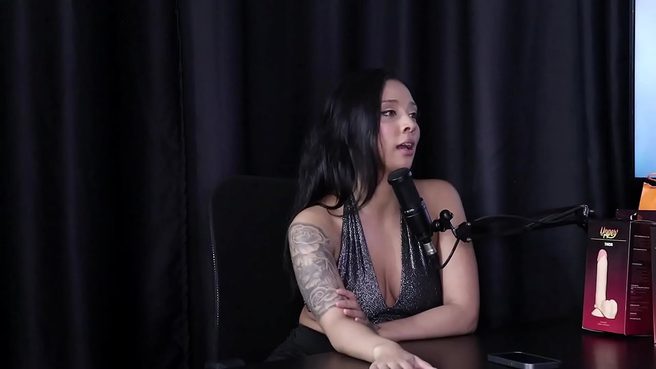 O cliente tem um fetiche e pede pra ela levar preservativo usado, e transa tr&ecirc;s vezes por dia - Vivian Lola (SHEER/RED)