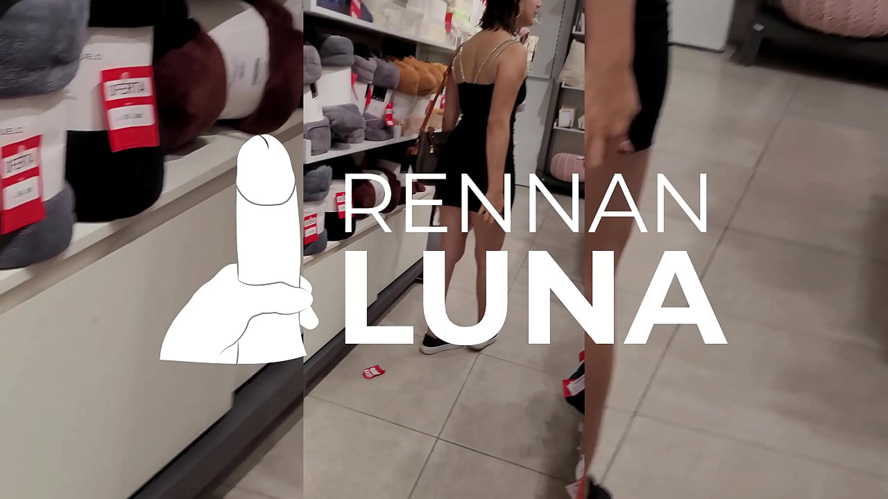 Novinha Passeou no Shopping com um Plug Anal e Depois Foi Tomar Gostoso no Cuzinho!