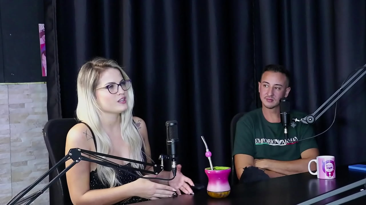 Desde nova gostava de tirar fotos sensuais, pensa em fazer procedimento est&eacute;tico, gravou com a Andressa Urach, e a grava&ccedil;&atilde;o que gostou... - My Hell Williams & Hyoran Carvalho (SHEER/RED)