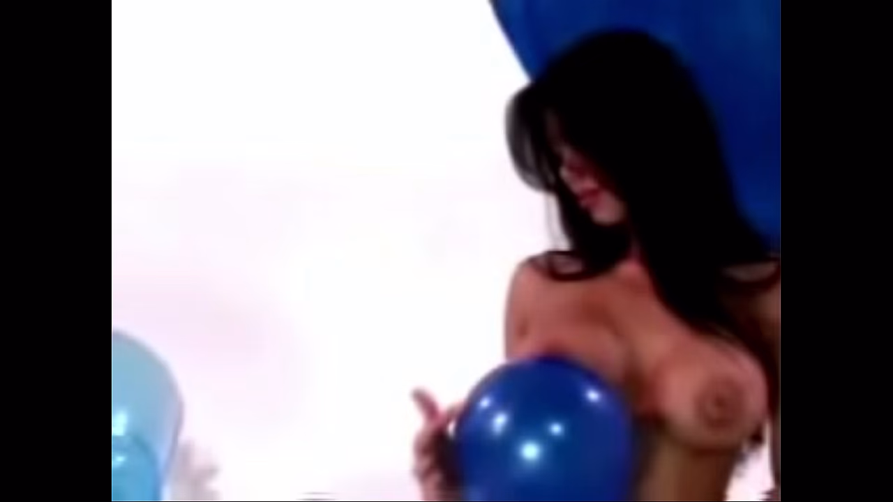 Modelo dan&ccedil;ando at&eacute; ficar totalmente nua