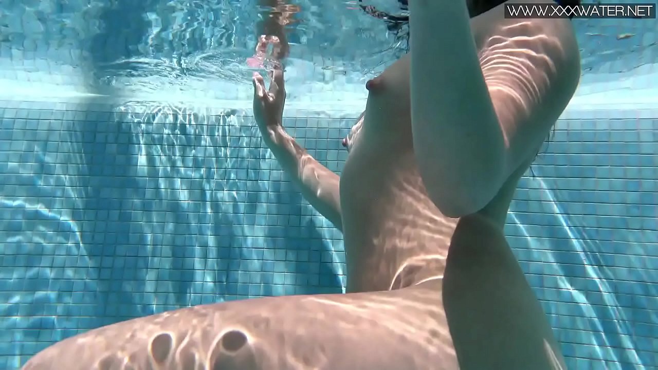 Swimming pool babe Jessica shows ass and pussy