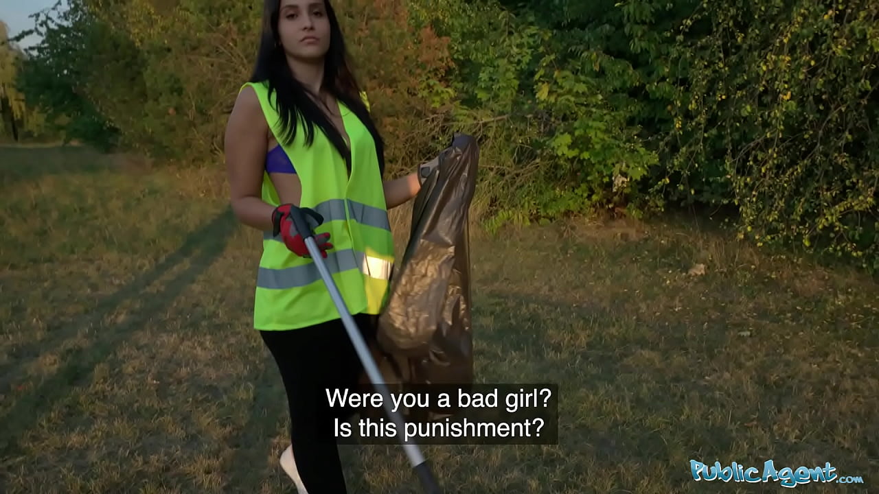 Public Agent Jennifer Mendez fucked outdoors by a huge cock