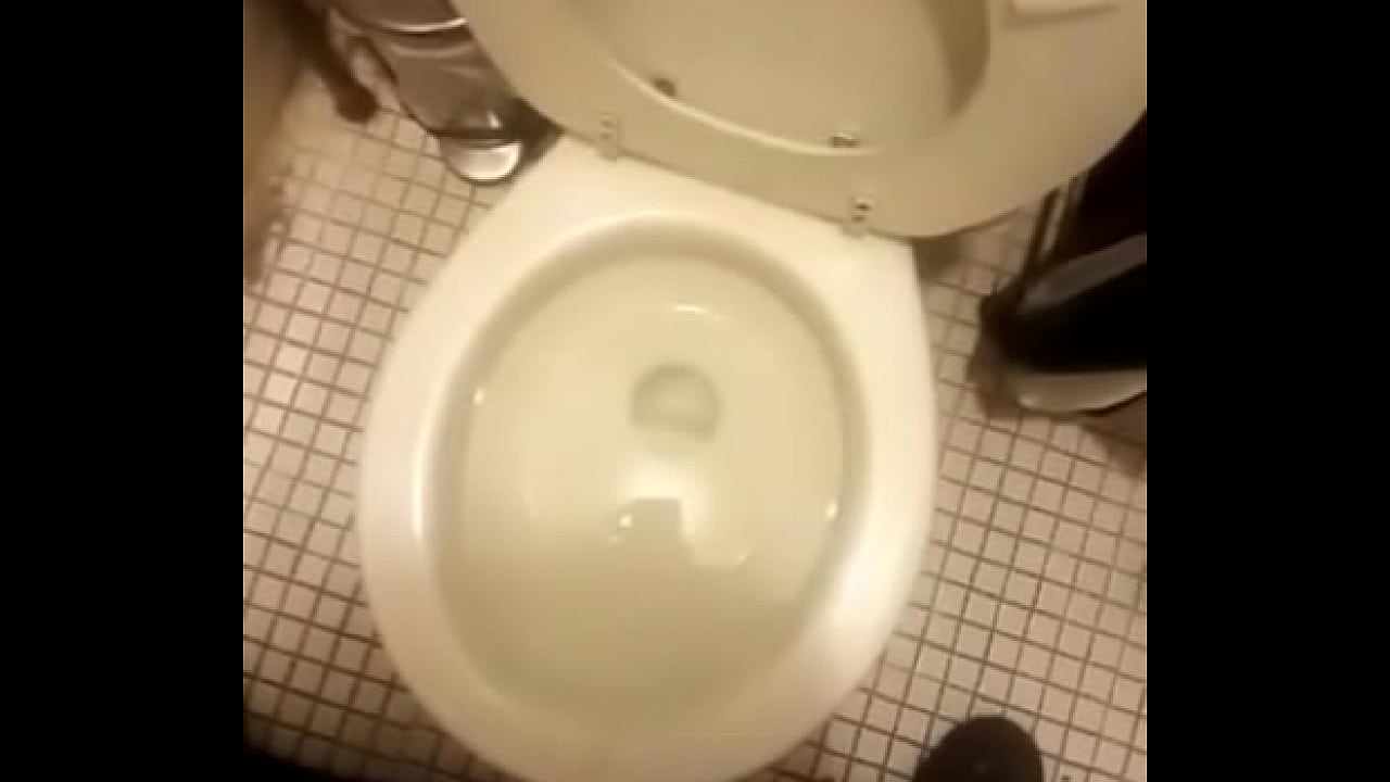 mi amante orinando... mi nueva obsesi&oacute;n, ver orinar parte 1