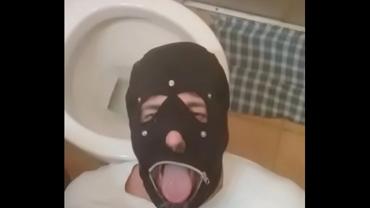 Lav&iacute;nia  realizando  a fantasia  do cliente  fazendo  chuva dourada