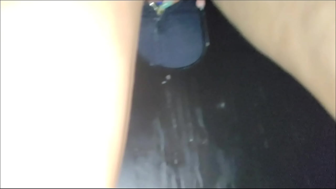 Levei minha esposa e a minha namorada para chupar rola no gloryhole!! Parte 3