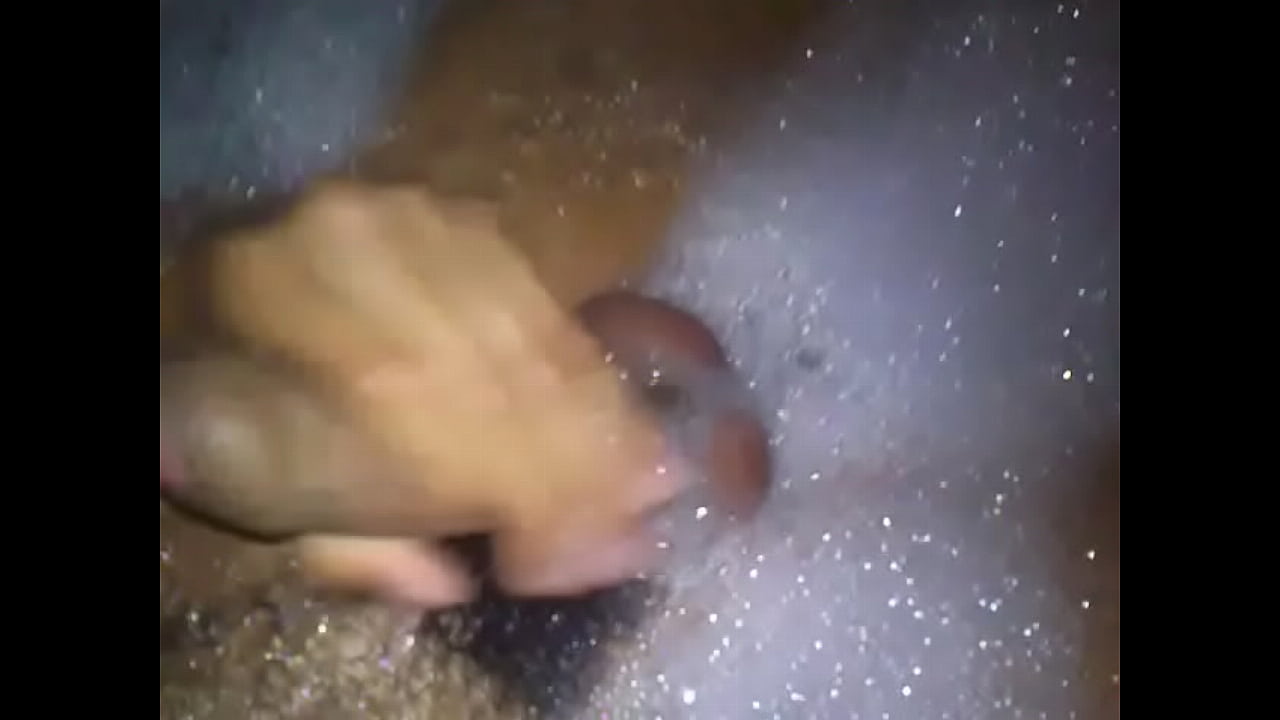 Masturbandome en la ba&ntilde;era