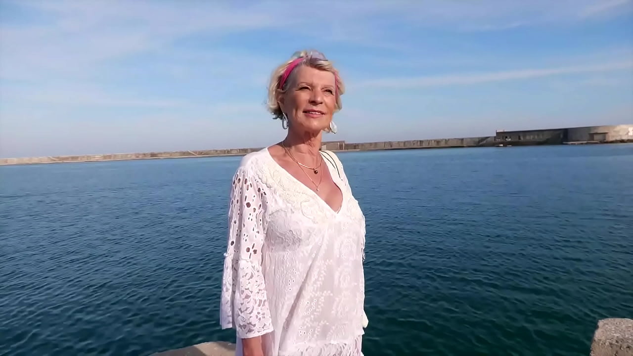 A 70ans, Eva croque deux jeunes lascars !