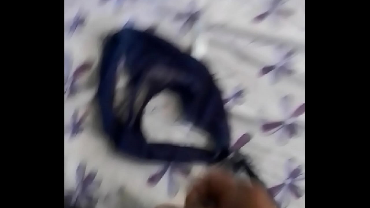 Me la jalo bien rico oliendo los calzones sucios de mi prima y se los lleno de leche