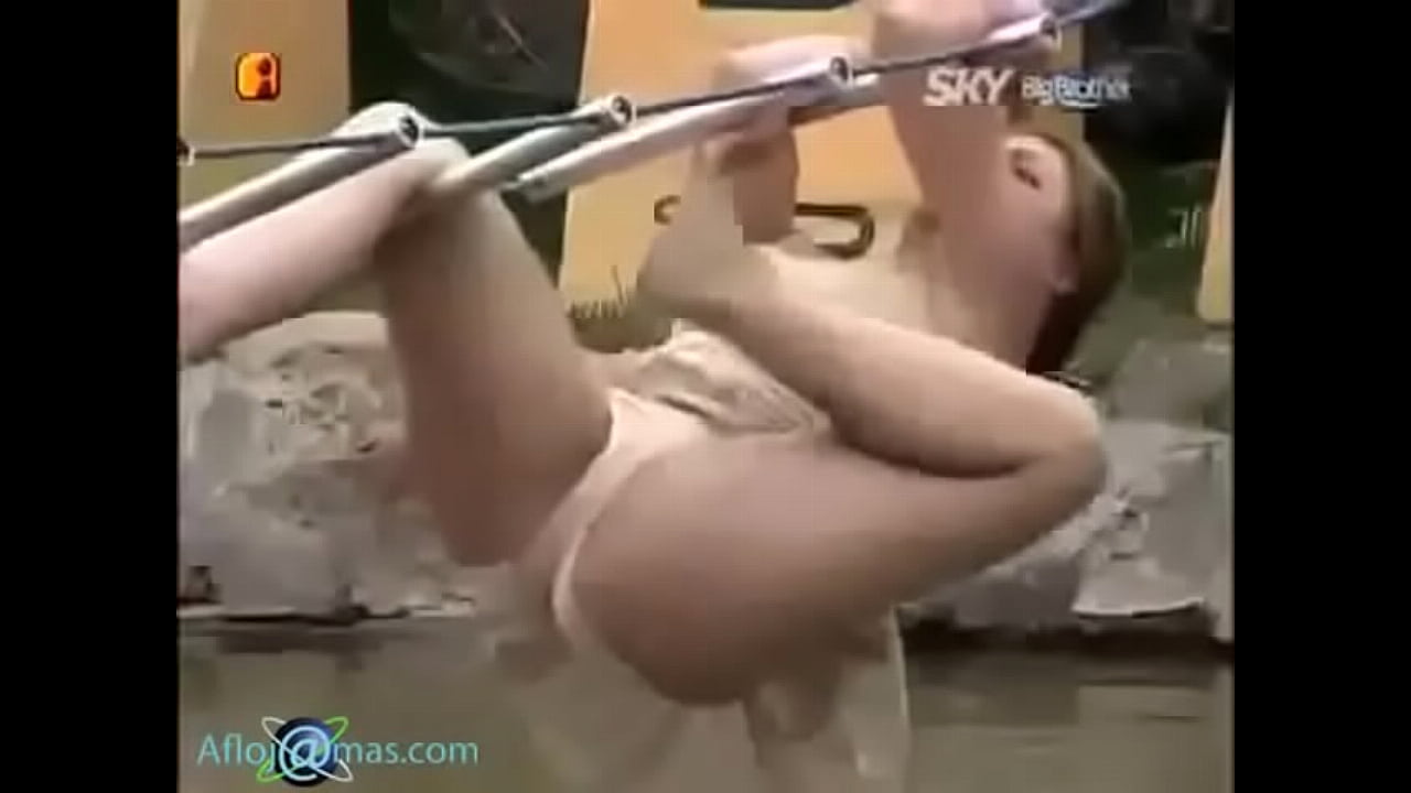 La Avalos  ense&ntilde;ando casi todo