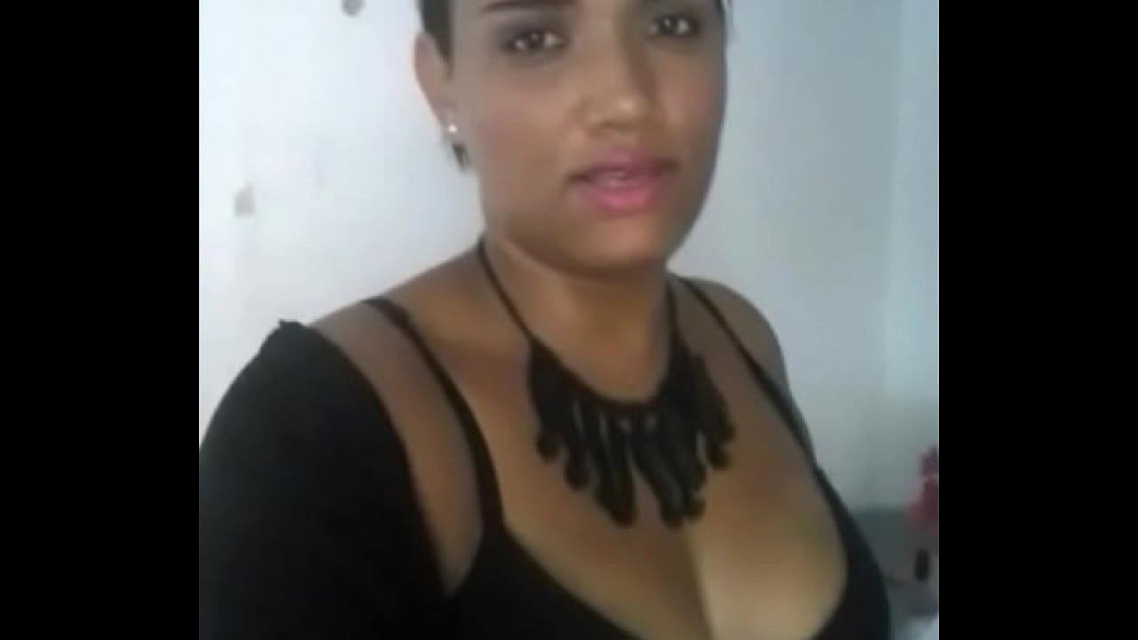 Corno saiu com os amigos e deixou a esposa safada em casa puta gostosa