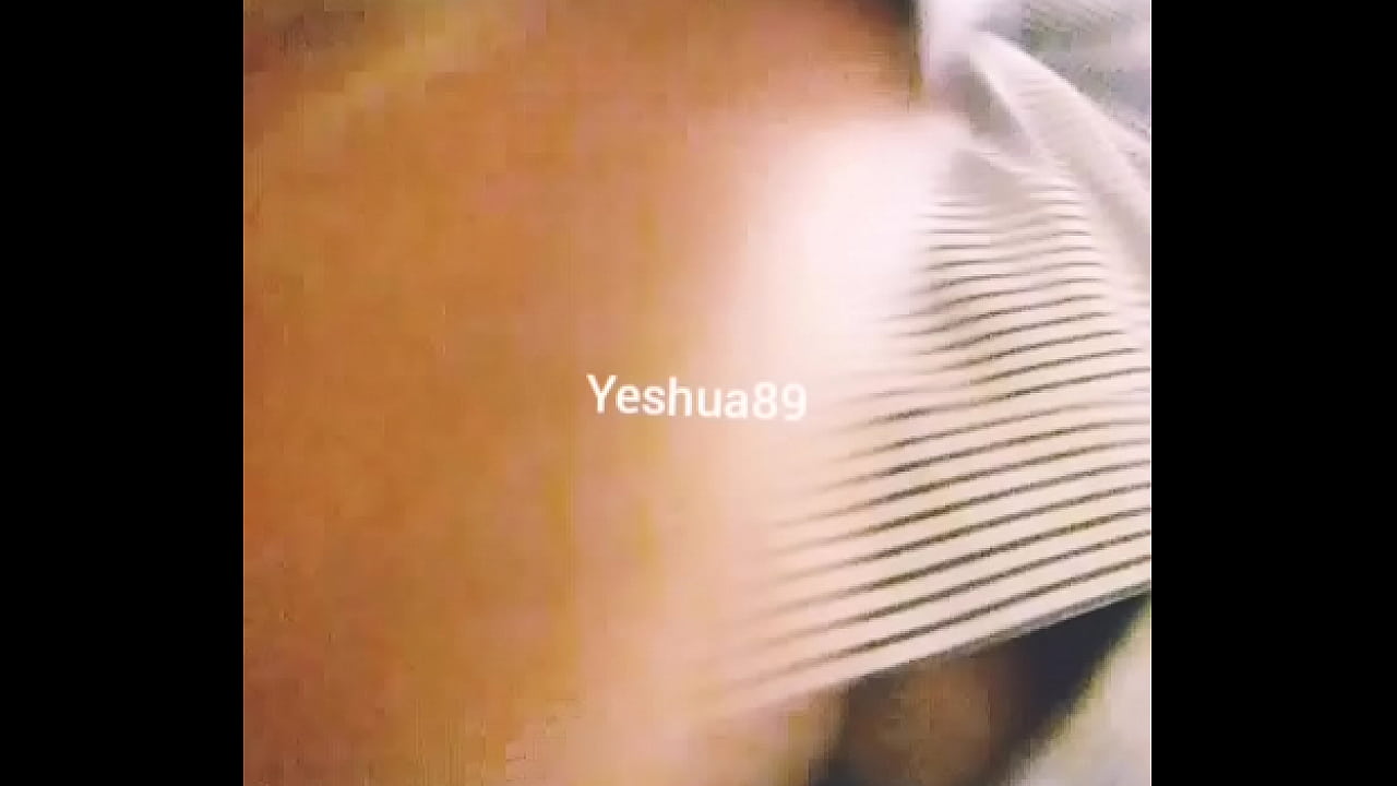 Oficinista tocando se en el trabajo