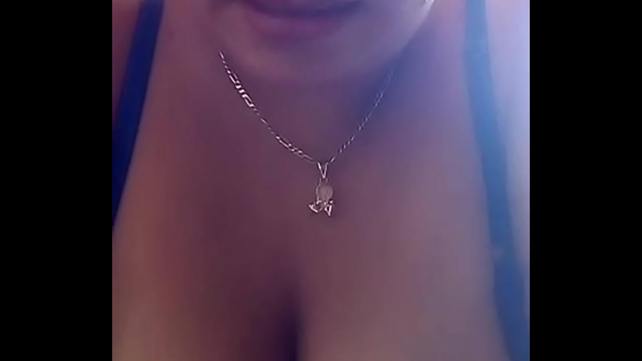 Mi putita mireya de cuautla en silencio para masturbarme y que su marido no escuche que me ense&ntilde;a sus pechos