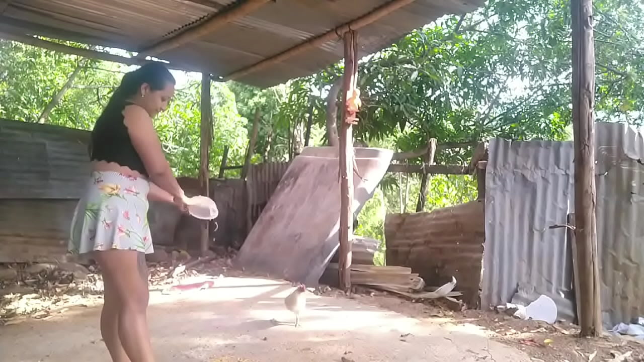 mientras se encontraba laborando en el corral, llega su jefa a interrumpirla e insinu&aacute;rsele y la convence de folla en el patio de la casa