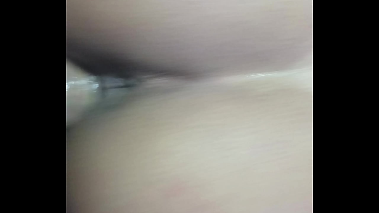 Putinha brasileira dando a buceta gostosa com a bunda empinada para esse safado de pau grosso