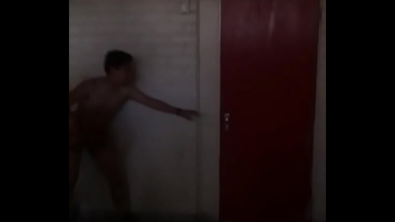 Chico le mete la pishula a su amigo mientras el otro le pega con una silla