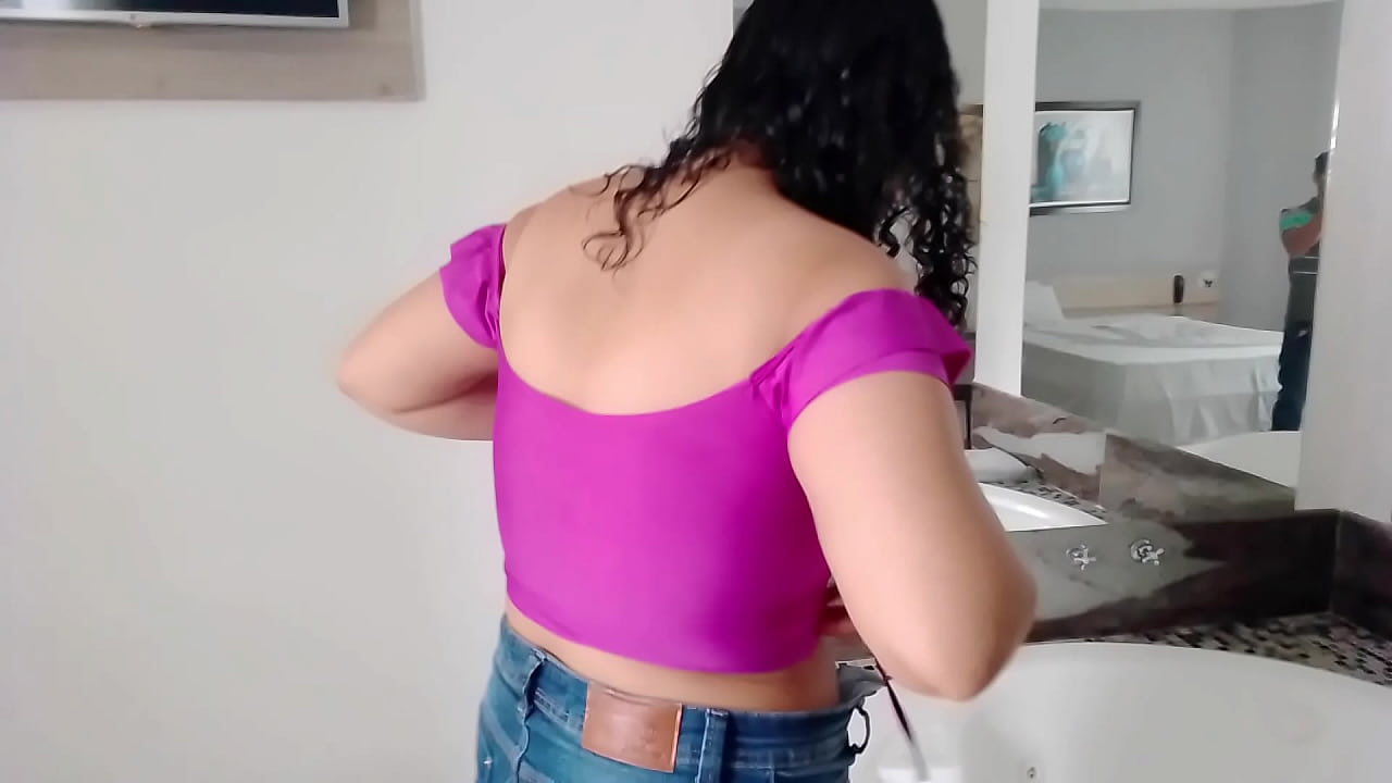 GORDINHA TIRANDO A ROUPA E A MINISAIA NO MOTEL