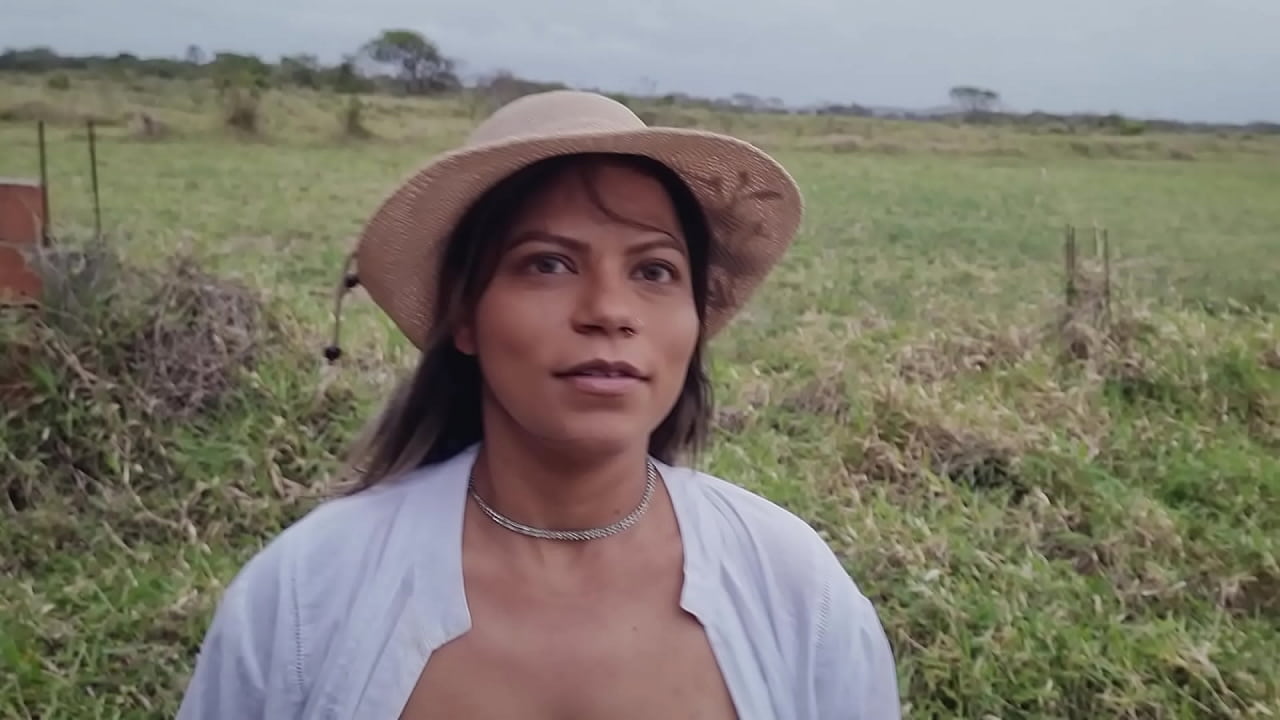 Gostosa trocou umas fotos por uma foda na casa abandonada !