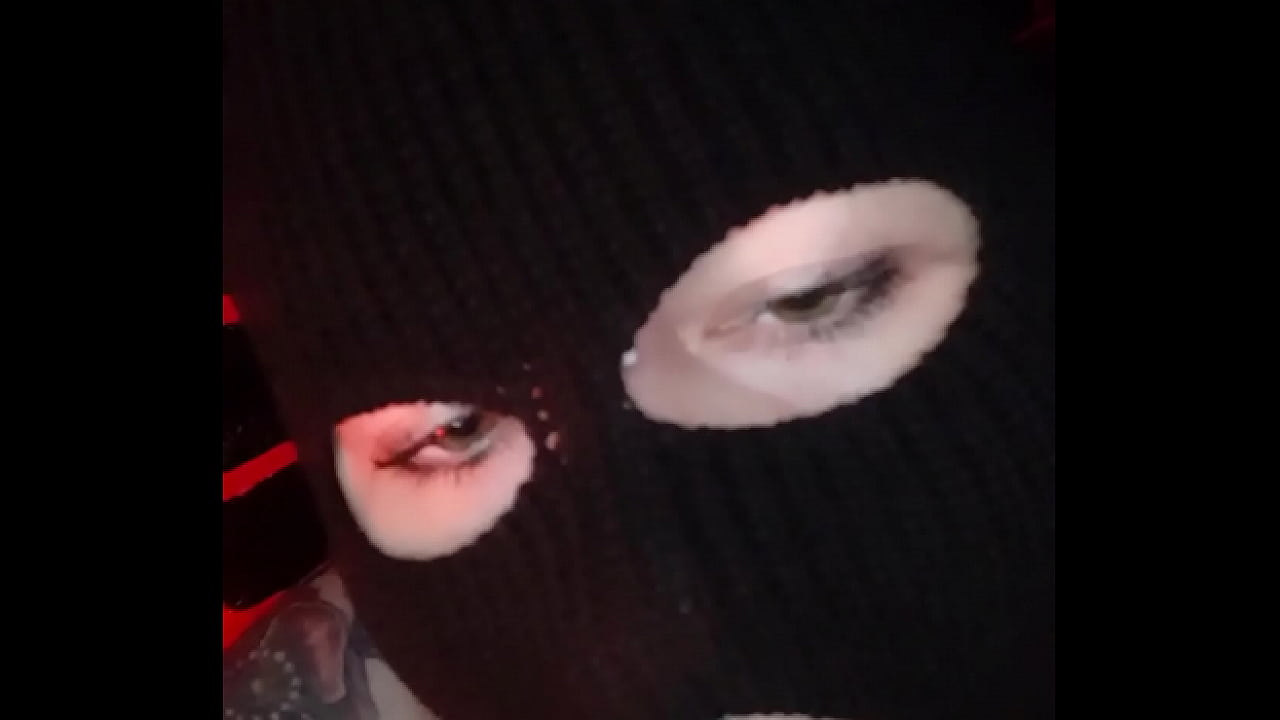 Masked hoe suck a dick n smoke