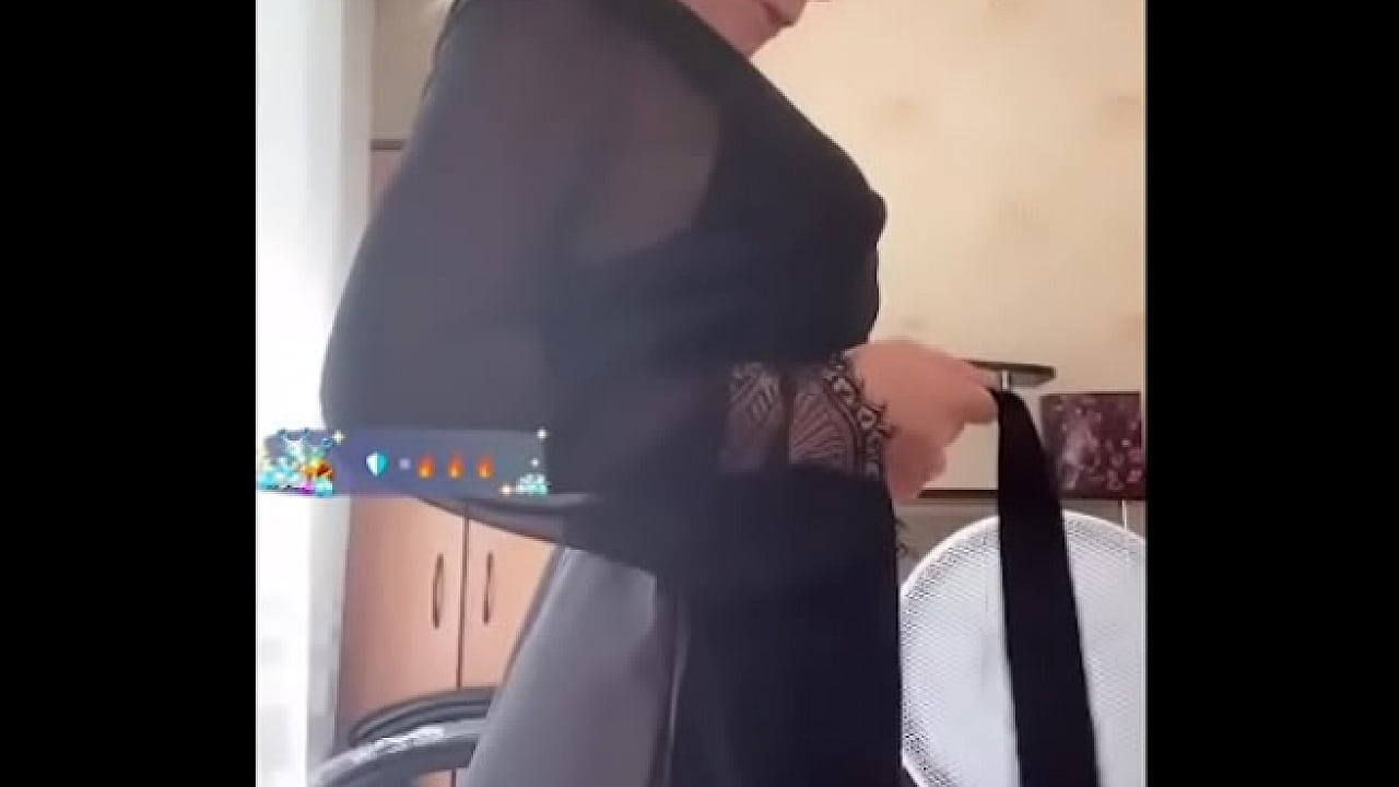 mujer rusa baila muy sexy en pijama