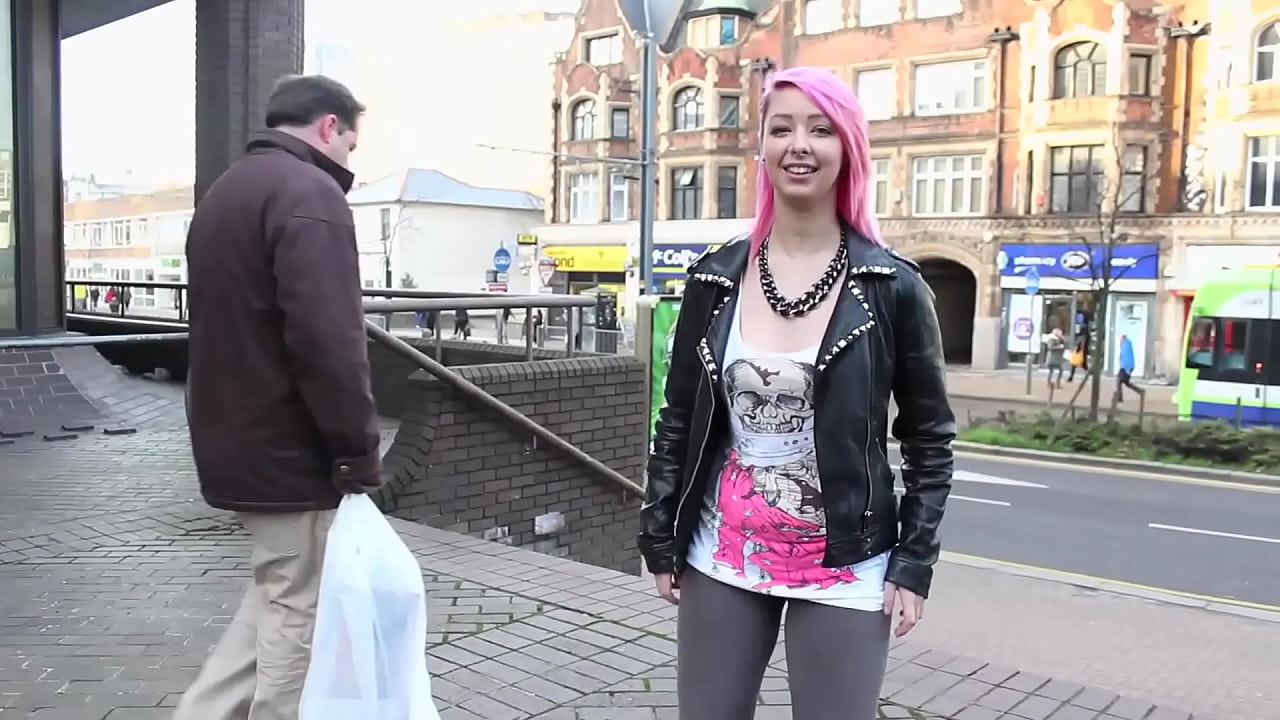 Bella e molto porca la troia mostra il culo in pubblico mentre si piscia tra le gambe