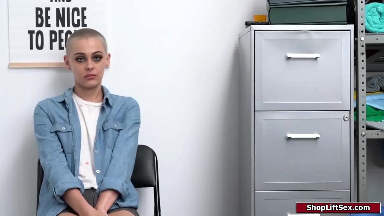 Blonde thief chooses to fuck the officer over getting jailed