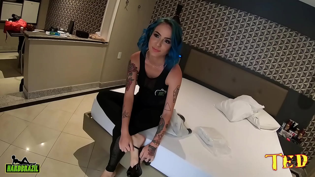 Essa novinha n&atilde;o perde tempo nem nos bastidores