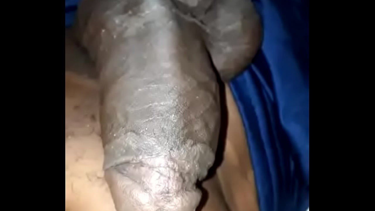 negro pausudo bate punheta deitado na cama pela manh&atilde;