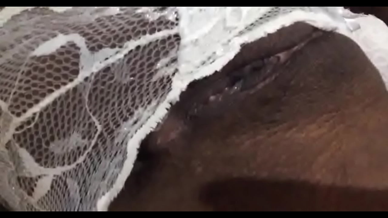 Puta negra alisando a buceta