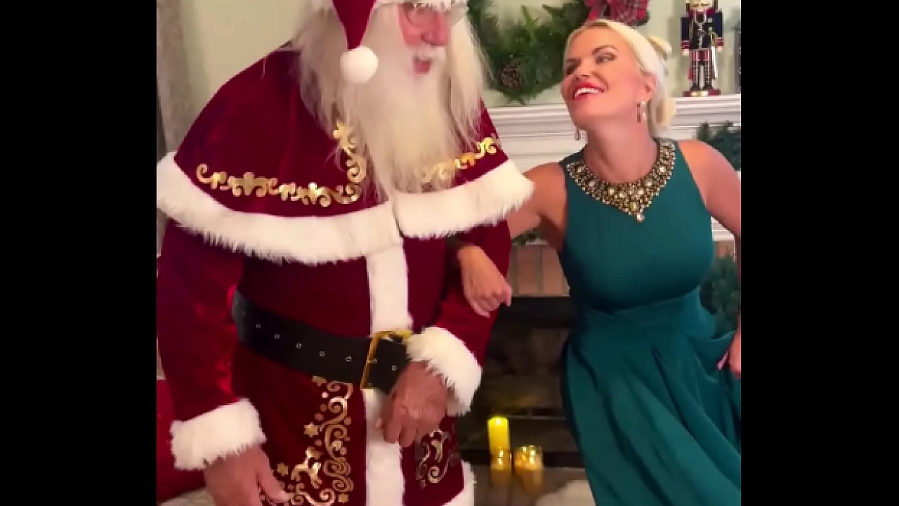 I know the real Santa! moulanrouge3