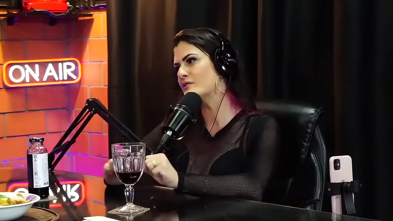 Casais contratam ela e o esposo para iniciar na troca de casais e no m&eacute;nage a trois.