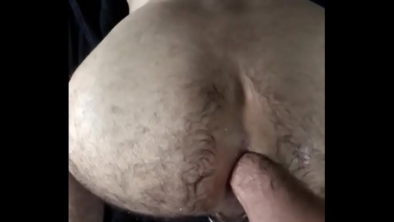 Ma main dans le cul poilu