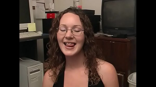 Praktikantin bl&auml;st dem Kollegen am Schreibtisch einen