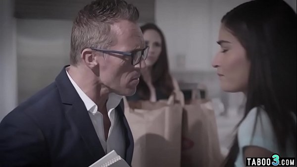 Brunetten teen chick blows her horny