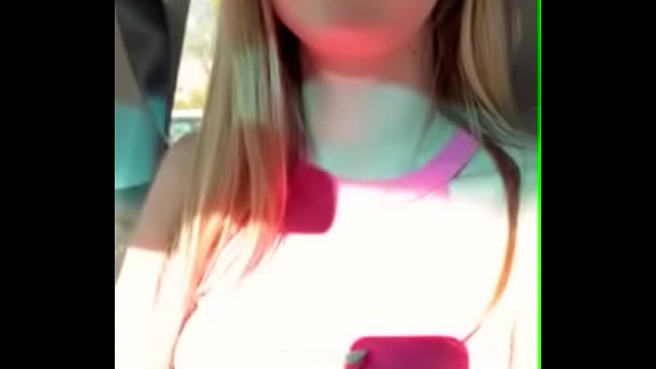 ISANG PETITE NAGPAKITA NG BOOBS SA TINDAHAN AT TINIRA