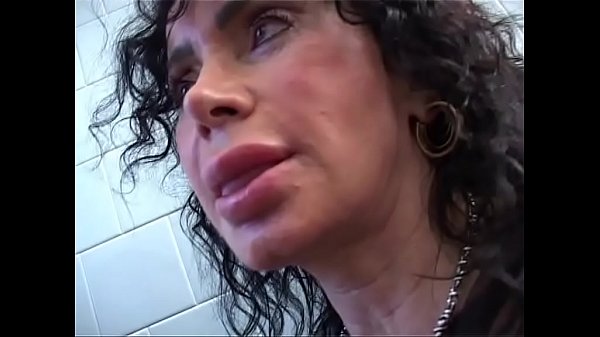 Al marito piace travestirsi e farsi fai i pompini dalla moglie