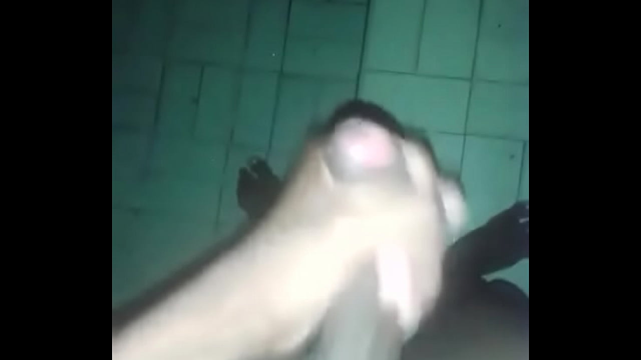 moreno se soba la verga en el ba&ntilde;o uff