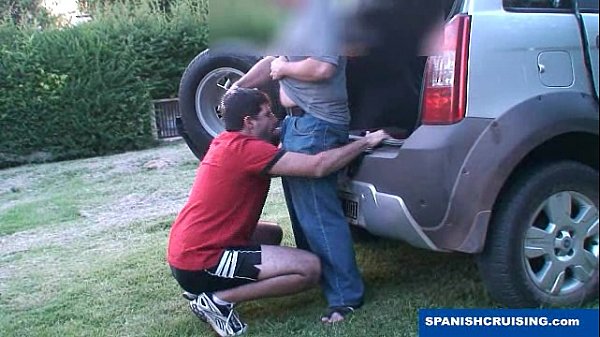 A tio casado le comen la polla en el coche