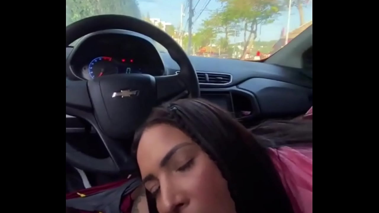 Kriok - Novinha foi pega fazendo boquete no carro a luz do dia