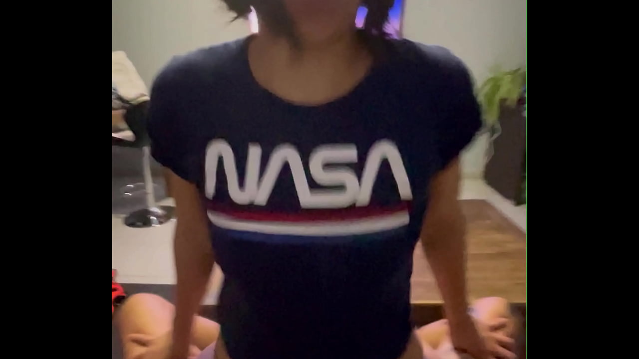 Baiser par une bonne bite pendant que sont mari n&rsquo;est pas l&agrave;