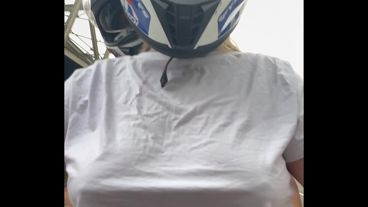 Motogirl mulher da 99 pega passageiro homem e pede pra ele co&ccedil;ar os bico dos seus peitos enquanto pilota ! Ele fica com pau duro encima da moto e goza nela toda !